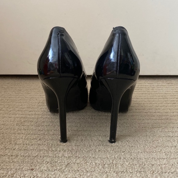 GUESS - Black Gloss Peep Toe Heels - Size 8 - Picture 3 of 4